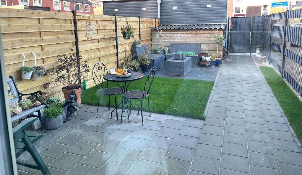 De afgeschermde achtertuin.