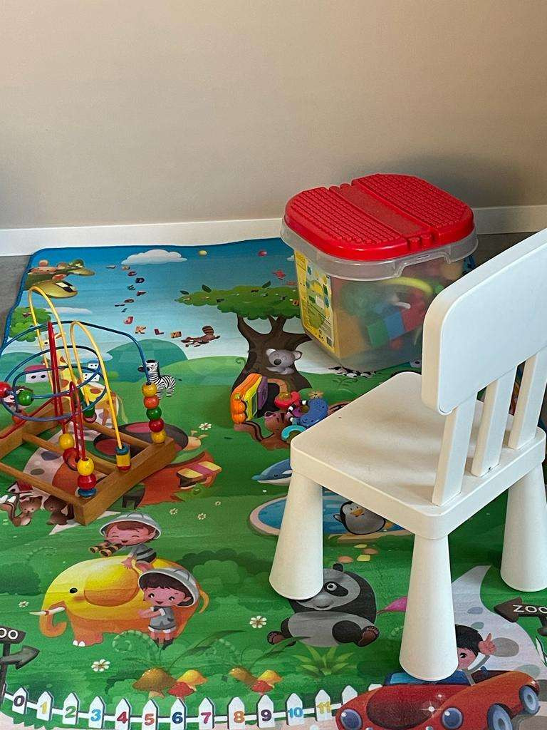 Speelkleed en kinderspeelgoed.