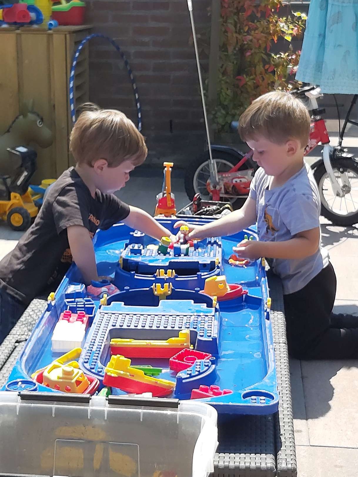 Heerlijk in de achtertuin spelen