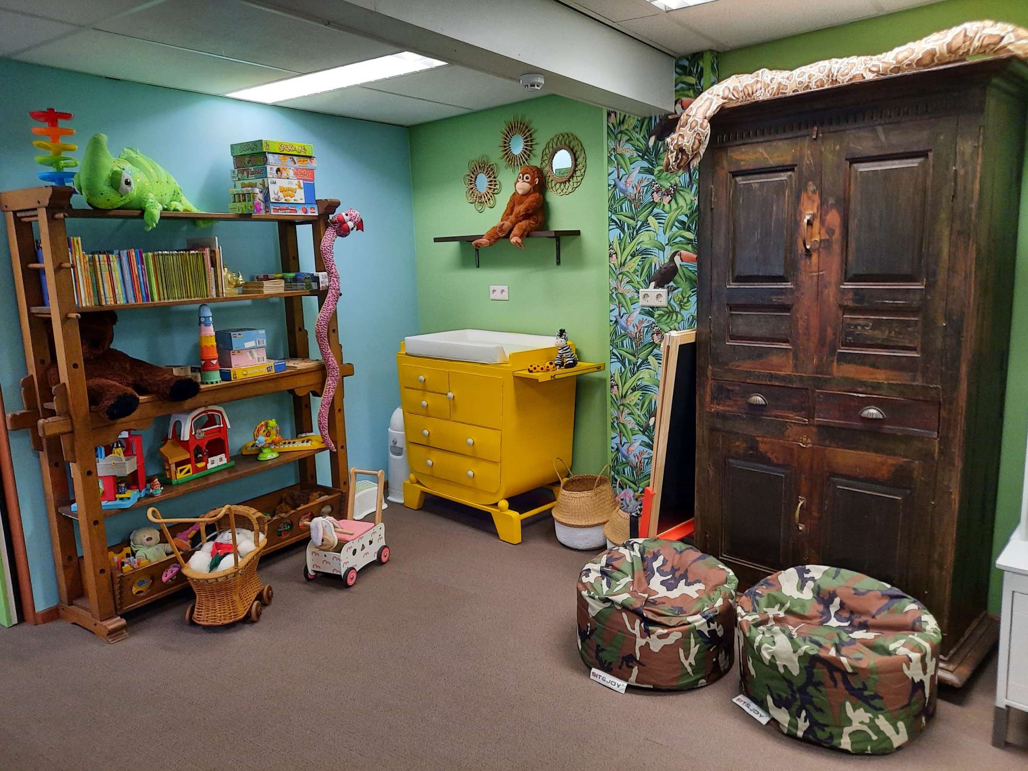De opvangruimte heeft een junglethema.