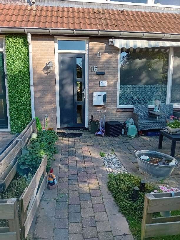 De voortuin en voordeur