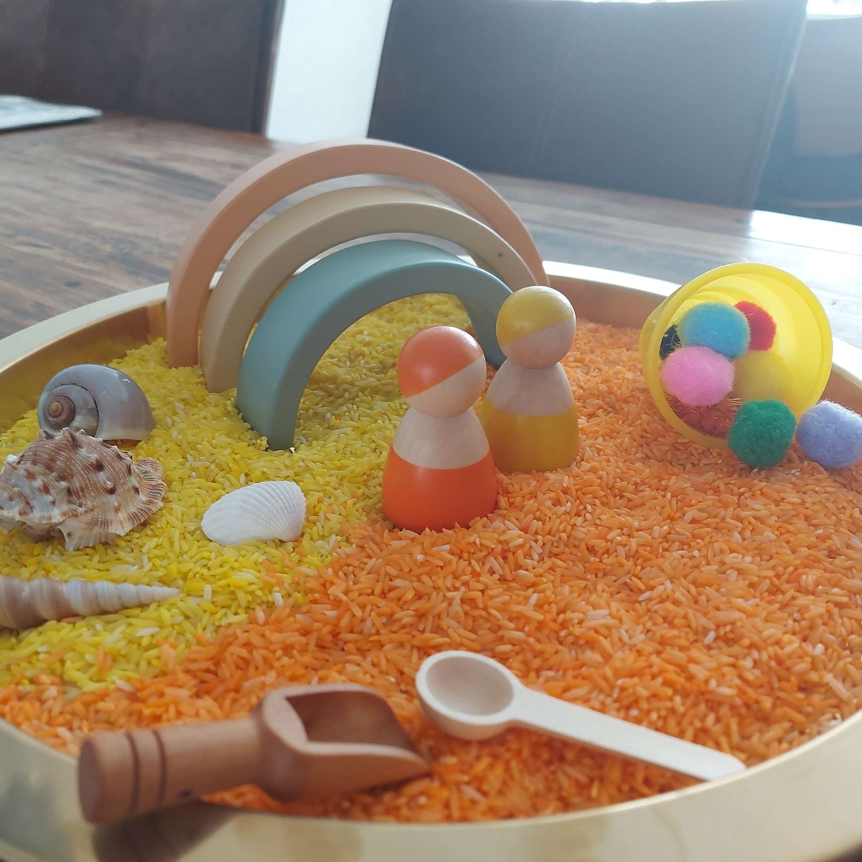 Een dienblad met speelrijst.