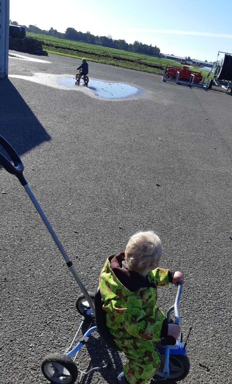 Fietsen op het plein dichtbij