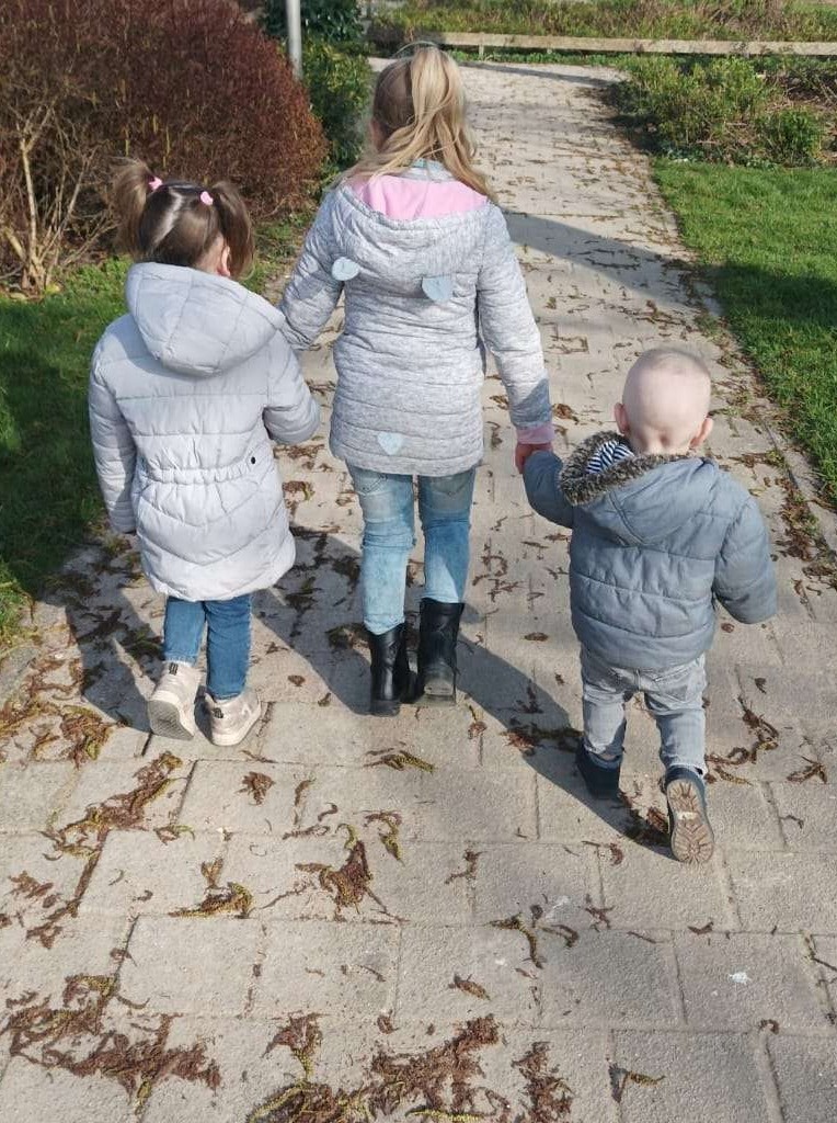 Samen terug wandelen na t' buiten spelen