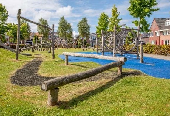 Grote speeltuin voor de deur
