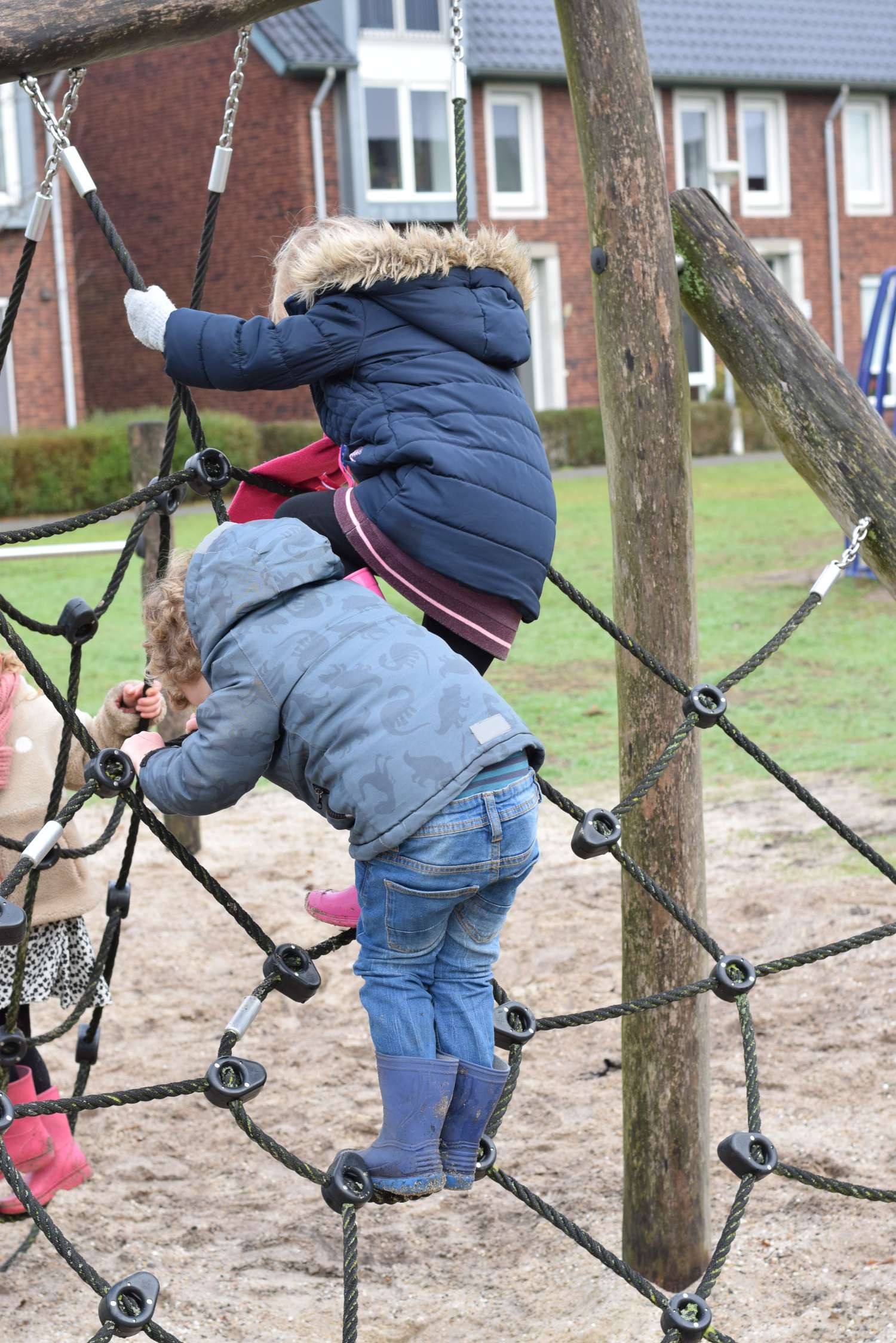  In de speeltuin lekker klimmen