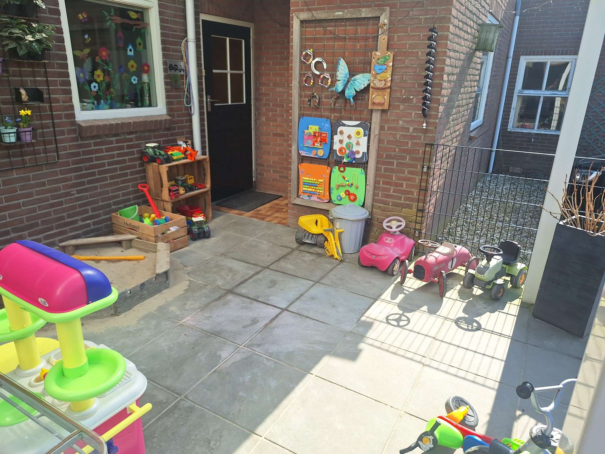 Onder de overkapping in de voortuin