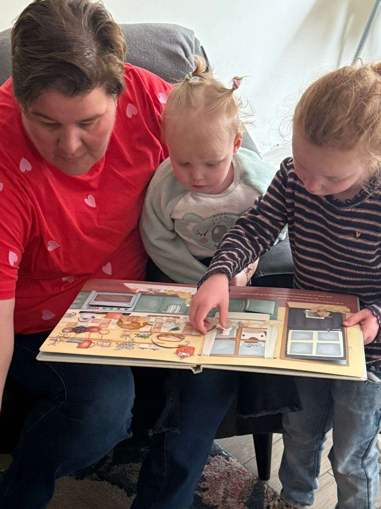 2 nichtjes samen een boekje lezen