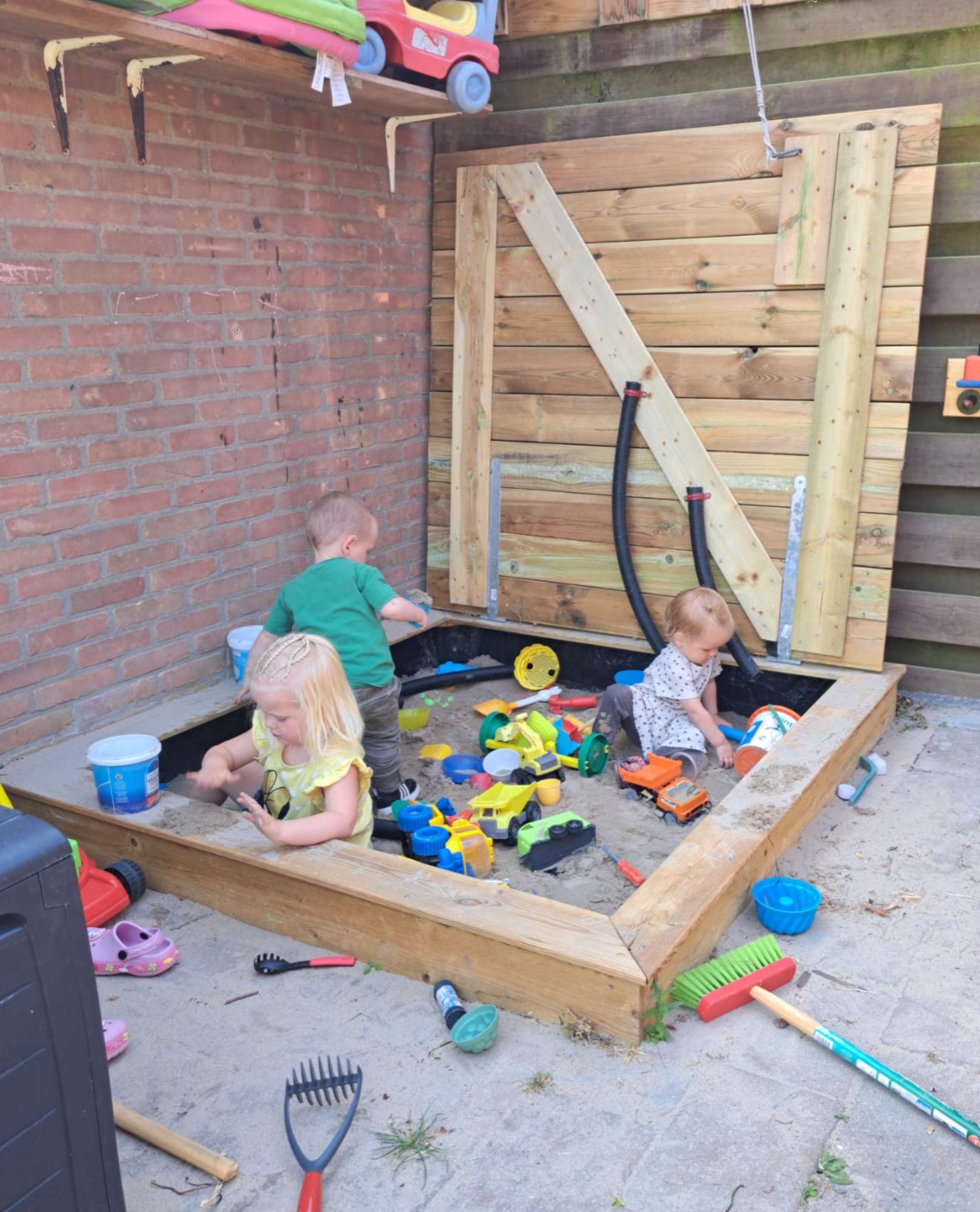 Grote overdekte zandbak